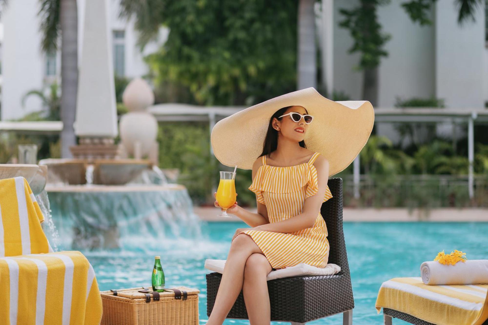 The Imperial, New Delhi Hotel Exterior photo A woman wearing a sun hat