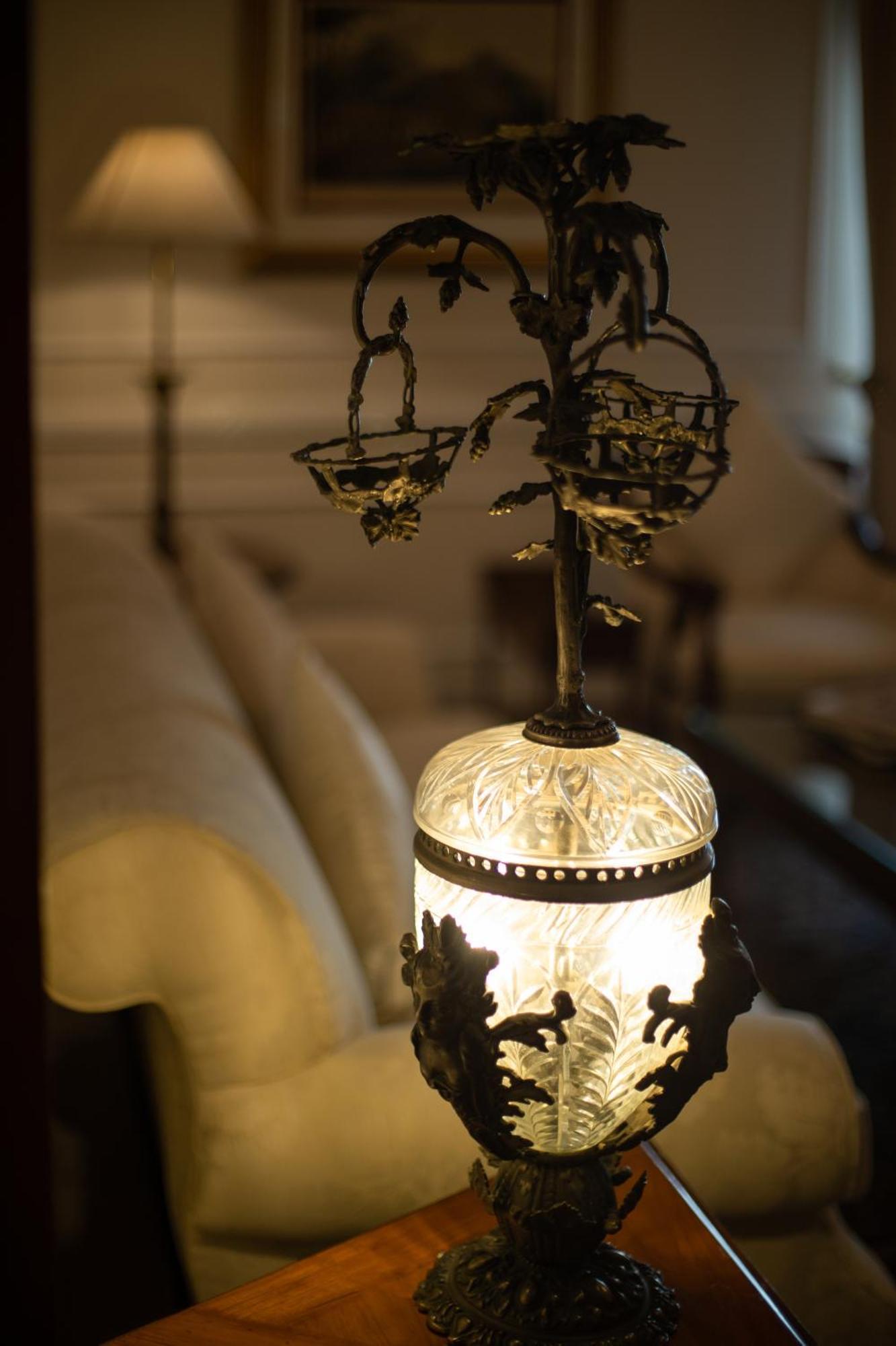 The Imperial, New Delhi Hotel Exterior photo A lamp in the staircase